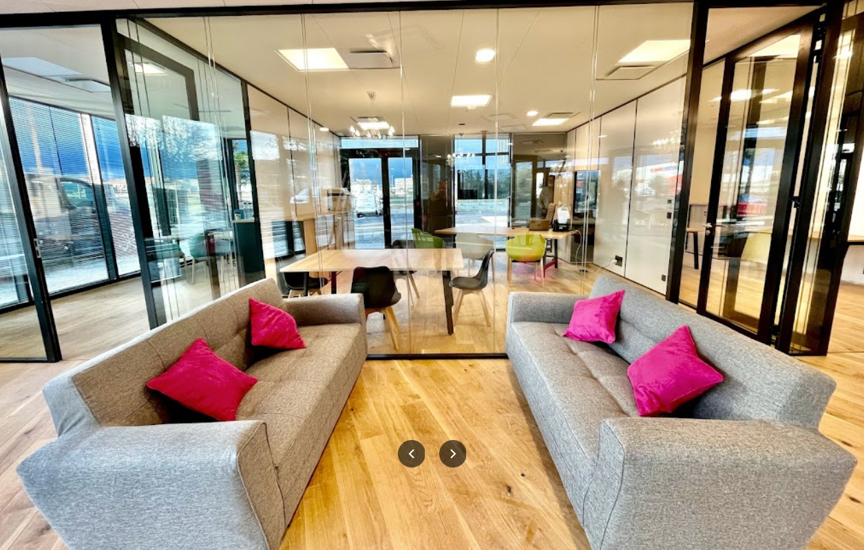 EXCLUSIVITE A LOUER : Emplacement Exceptionnel Bureaux Agence RDC 320 m2 - ATLANTIS 10/18